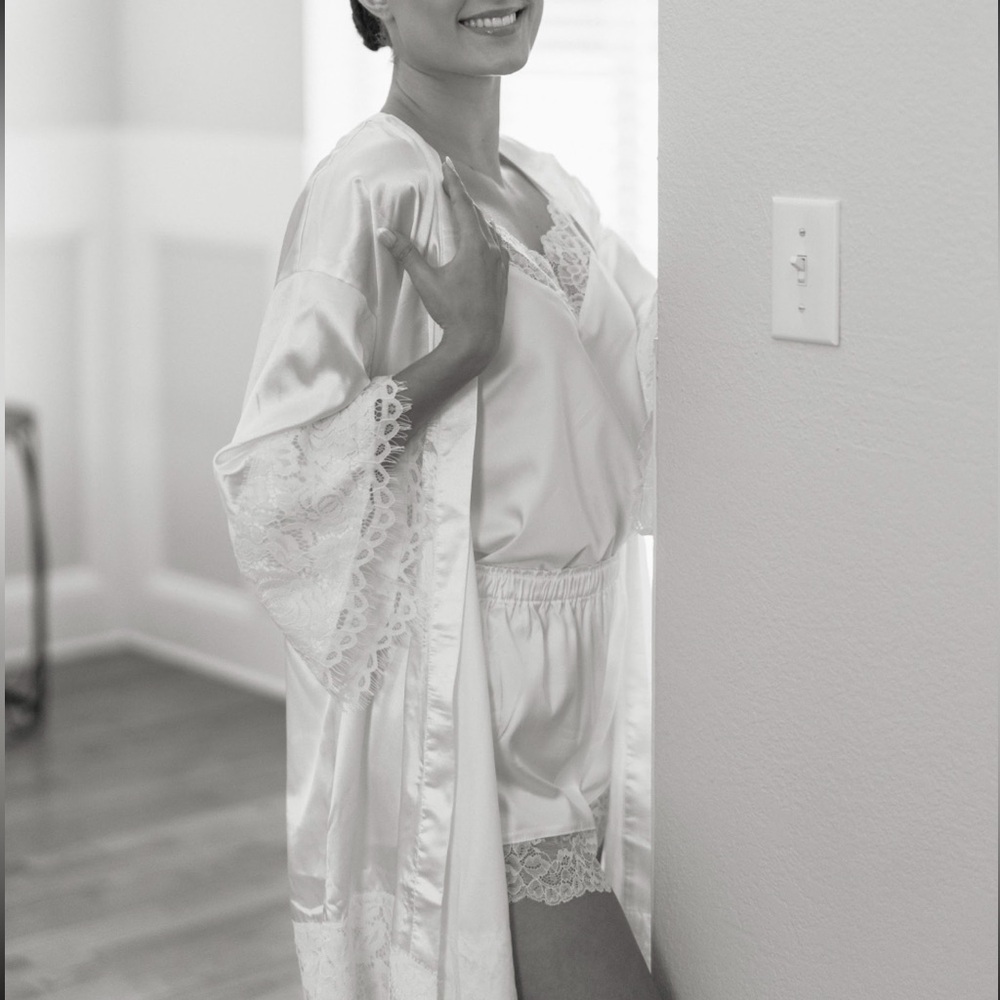 Lulu's White Flowing Robe Intimates & Sleepwear - Picture 4 of 16
